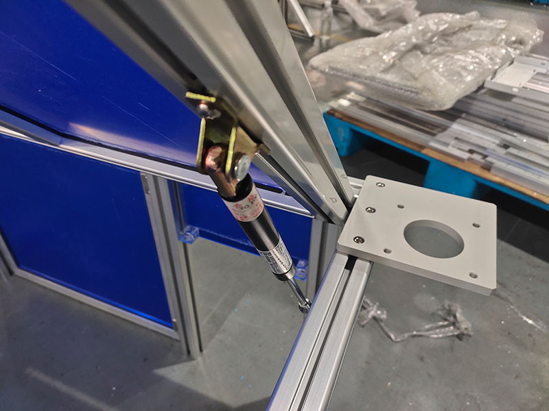 帶氣彈簧的設備防護罩